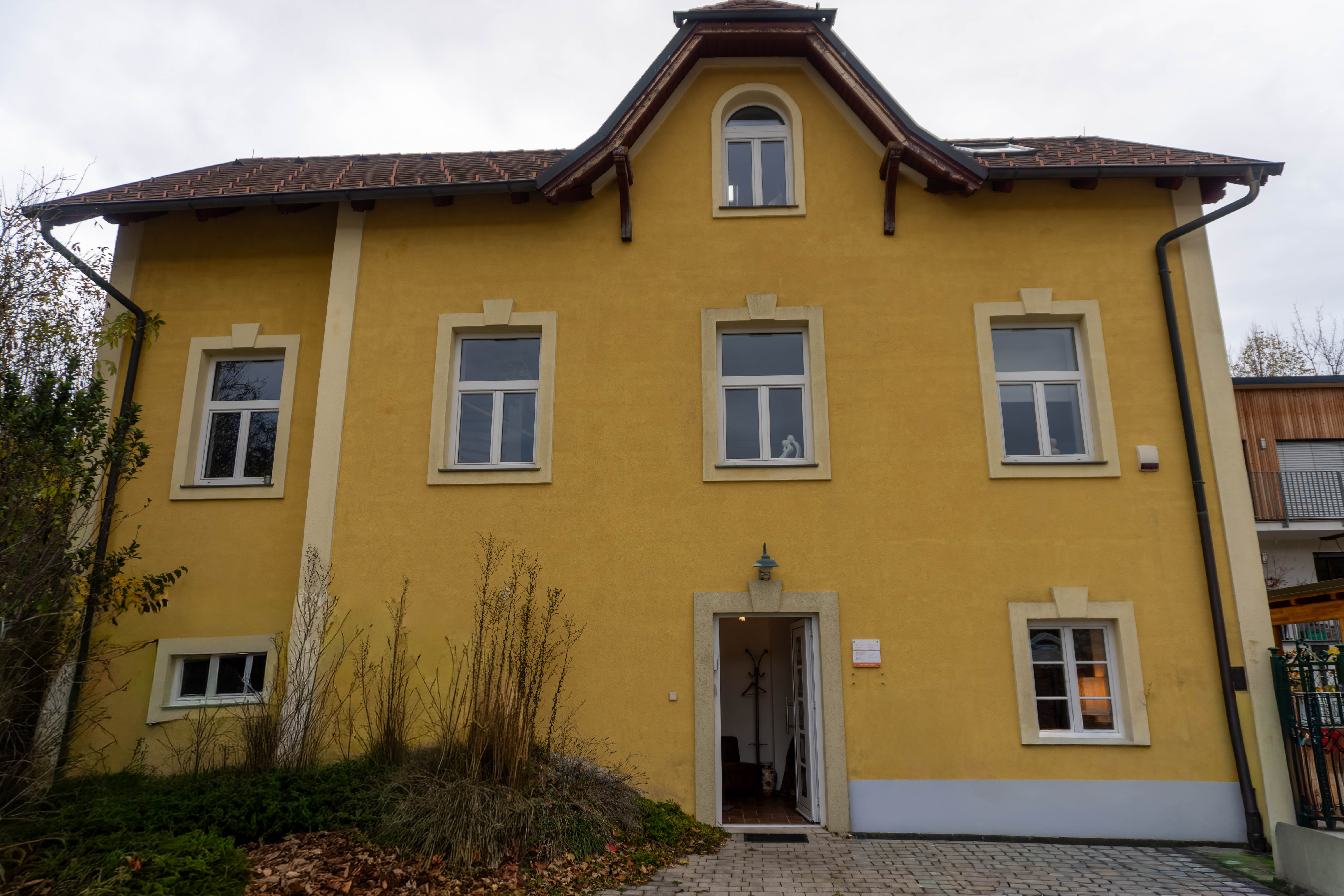 Außenansicht der Physiotherapie-Praxis Schmerzfrei im Wienerwald in Eichgraben – gut erreichbar aus Rekawinkel und Neulengbach, mit Parkplatz